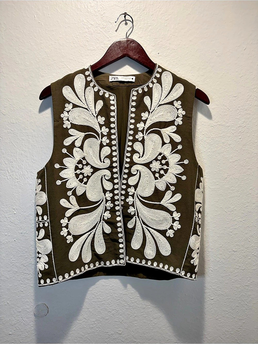Zara Embroidered Floral Stephanie Vest Olive Green & White Medium